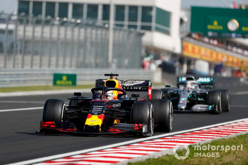 Lewis Hamilton ultrapassando Max Verstappen