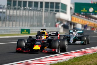 Max Verstappen, Red Bull Racing RB15 Lewis Hamilton, Mercedes AMG F1 W10
