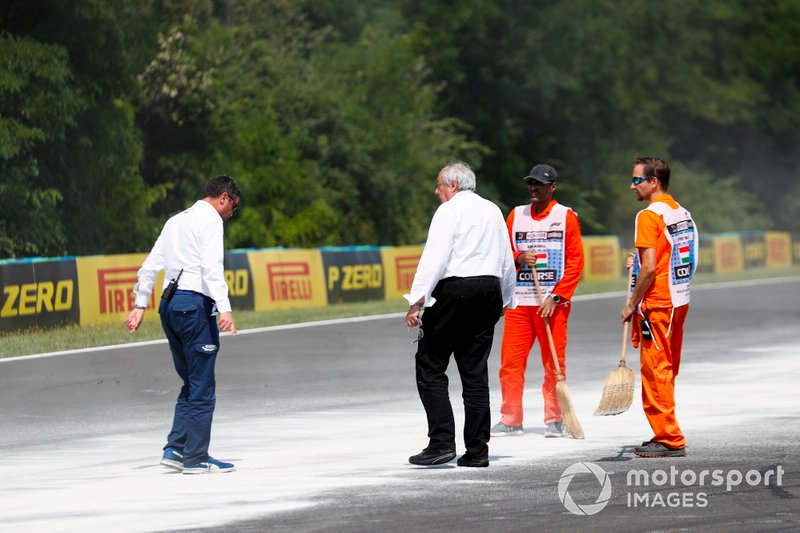 Michael Masi, Race Director, mengawasi marshal yang membersihkan tumpahan oli