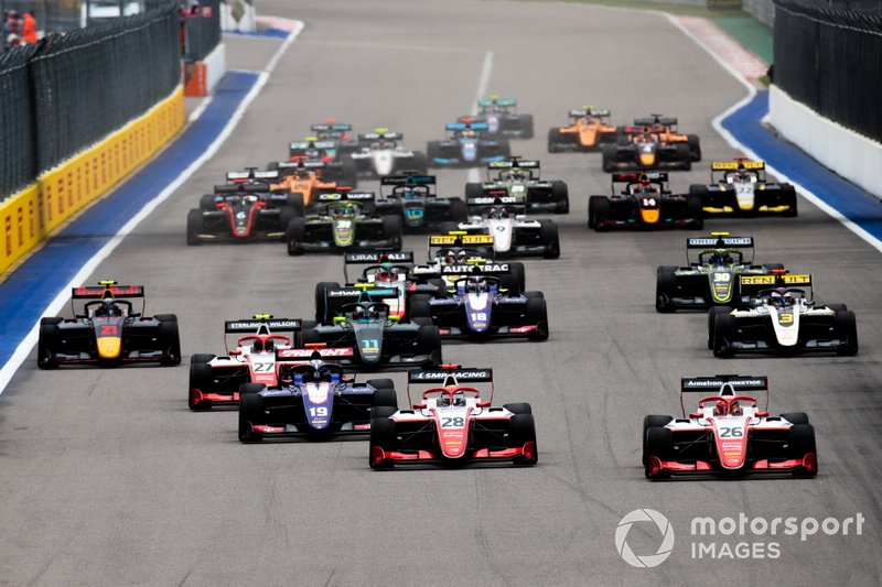 Jehan Daruvala, PREMA Racing precede Robert Shwartzman, PREMA Racing all'inizio della gara
