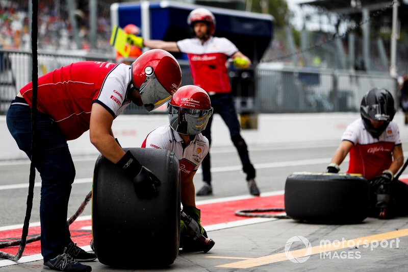 The Alfa Romeo Racing pit crew ready for a stop during practice