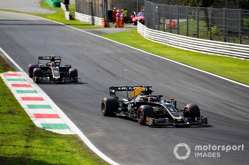 Romain Grosjean, Haas F1 Team VF-19, precede Kevin Magnussen, Haas F1 Team VF-19
