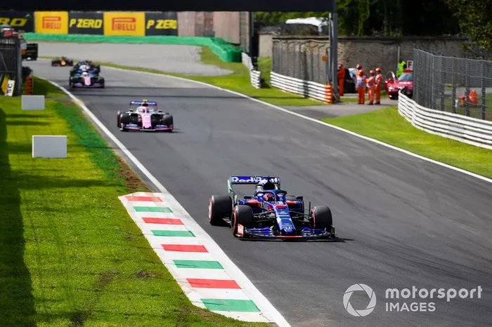Daniil Kvyat, Toro Rosso STR14, precede Lance Stroll, Racing Point RP19