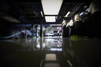 La monoposto di Lewis Hamilton Mercedes AMG F1 W09, vista dal garage
