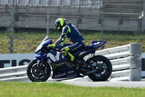 Valentino Rossi, Yamaha Factory Racing, imbocca la pit lane nel modo sbagliato, dopo una rottura