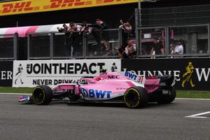 Esteban Ocon, Racing Point Force India VJM11 çizgiyi geçiyor