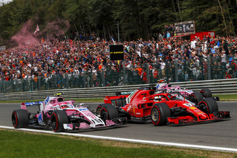Esteban Ocon, Racing Point Force India VJM11, Sebastian Vettel, Ferrari SF71H, Lewis Hamilton, Mercedes AMG F1 W09 and Sergio Perez, Racing Point Force India VJM11 battle on lap one