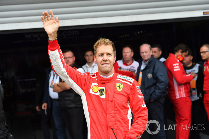 Zwycięzca Sebastian Vettel, Ferrari świętuje w parku zamkniętym