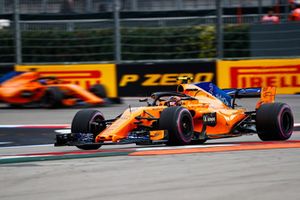 Stoffel Vandoorne, McLaren MCL33, voor Fernando Alonso, McLaren MCL33