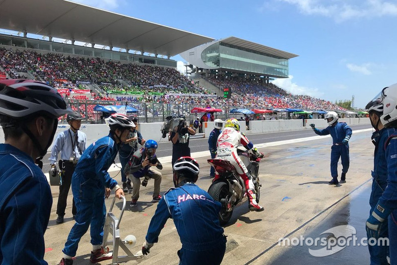#634 Harc-Pro Honda of Dominique Aegerter, Ryo Mizuno and Randy de Puniet pit stop