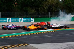 Sebastian Vettel, Ferrari SF71H trompea después del contacto con Lewis Hamilton, Mercedes AMG F1 W09 mientras pasa Max Verstappen, Red Bull Racing RB14 