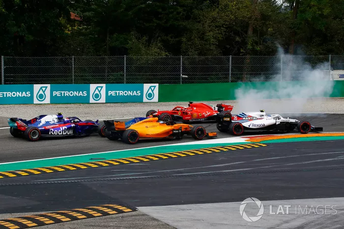 Sebastian Vettel, Ferrari SF71H trompea tras tocarse con Lewis Hamilton, Mercedes AMG F1 W09 en la primera vuelta del GP de Italia