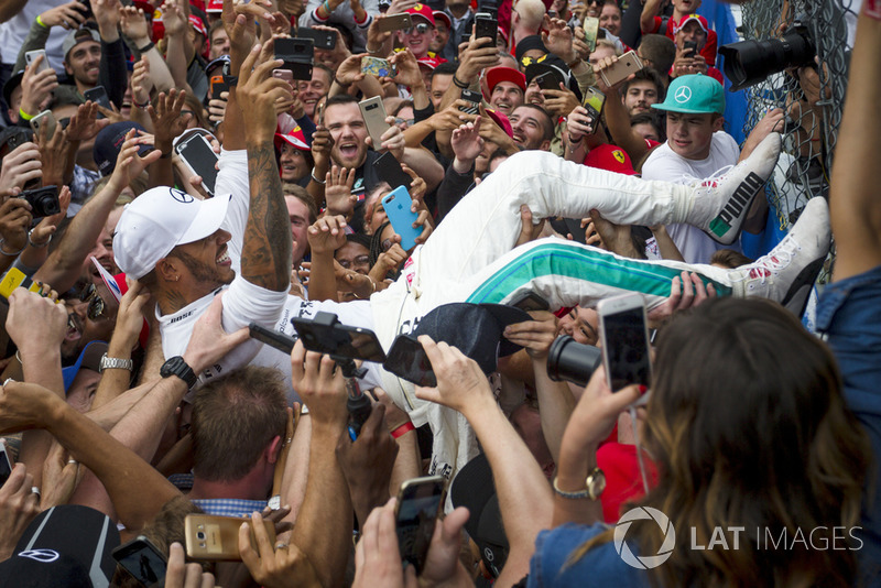 El ganador de la carrera Lewis Hamilton, Mercedes AMG F1, celebra con aficionados