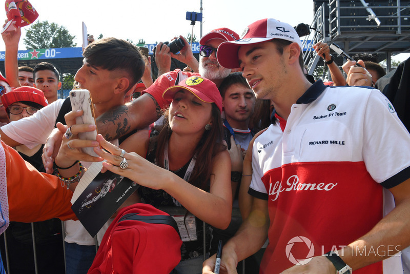 Charles Leclerc, Sauber fans selfie