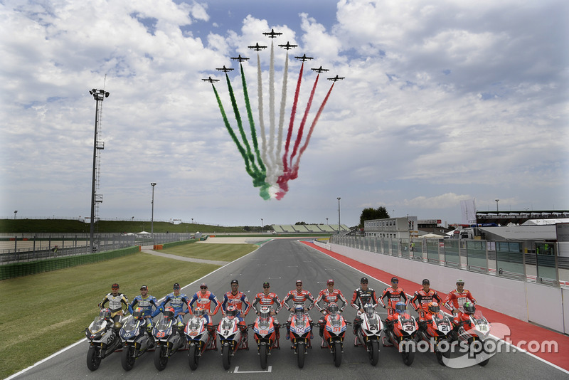 Le Frecce Tricolori colano sui protagonisti della Race Of Champions