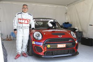 Matteo Nugnes con una Mini John Cooper Works Lite