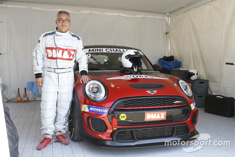 Matteo Nugnes con una Mini John Cooper Works Lite