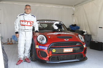 Matteo Nugnes con una Mini John Cooper Works Lite
