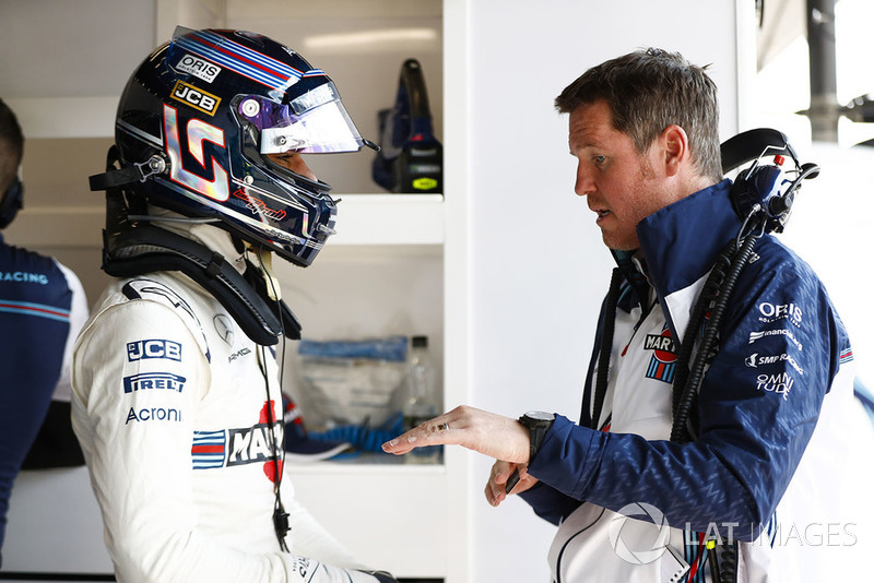 Lance Stroll, Williams Racing, habla con Rob Smedley, jefe de rendimiento del vehículo, Williams Martini Racing