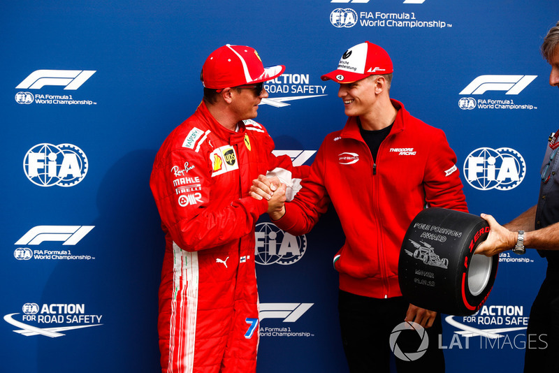 Mick Schumacher otorga a Kimi Raikkonen, Ferrari, el Pirelli Pole Position award