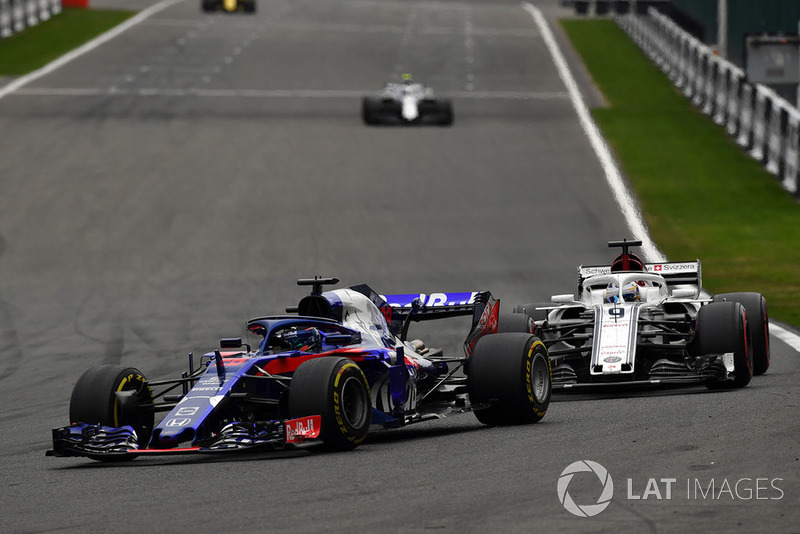 Brendon Hartley, Scuderia Toro Rosso STR13 leads Marcus Ericsson, Sauber C37