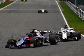 Brendon Hartley, Scuderia Toro Rosso STR13 leads Marcus Ericsson, Sauber C37