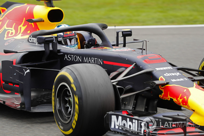 Daniel Ricciardo bem que tentou se recuperar depois do acidente da largada, mas abandonou