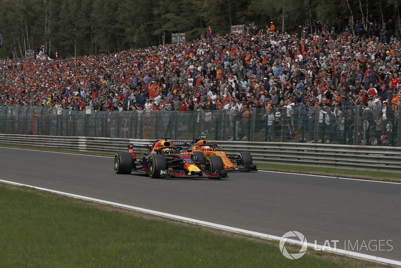Daniel Ricciardo, Red Bull Racing RB14 y Stoffel Vandoorne, McLaren MCL33