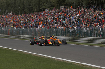 Daniel Ricciardo, Red Bull Racing RB14 and Stoffel Vandoorne, McLaren MCL33