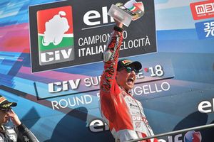Il vincitore Matteo Ferrari, Ducati Barni Racing, festeggia sul podio