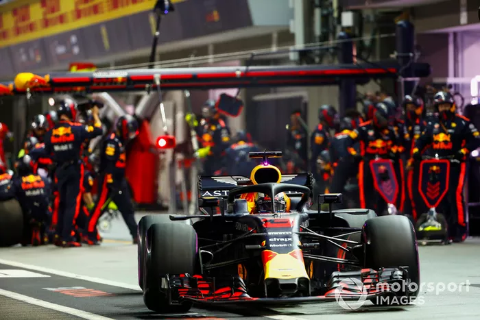 Daniel Ricciardo, Red Bull Racing RB14, deja los pit box