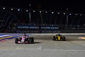 Sergio Perez, Racing Point Force India VJM11 en Carlos Sainz Jr., Renault Sport F1 Team R.S. 18 op de grid 