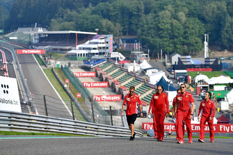 Sebastian Vettel, Ferrari parcourt la piste à pieds