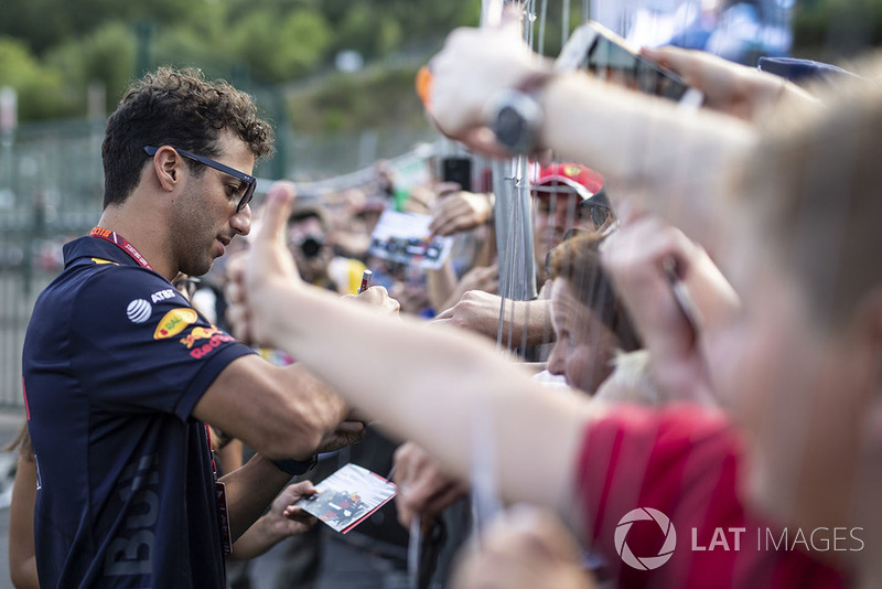Daniel Ricciardo, Red Bull Racing signs autographs for the fans