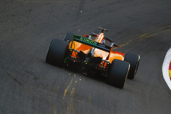 Lando Norris, McLaren MCL33 fait des étincelles