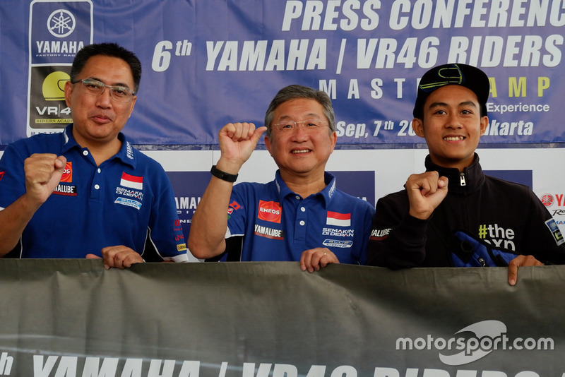 M Abidin, General Manager After Sales & Motor Sports dan Minoru Morimoto, Presiden Direktur PT. Yamaha Indonesia Motor Manufacturing (YIMM) bersama M Faerozi, Yamaha Racing Indonesia