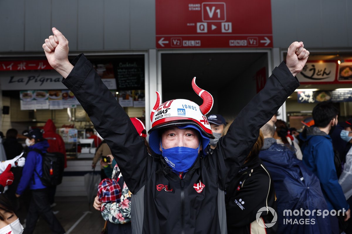 Haas F1 fan wearing a novelty hat