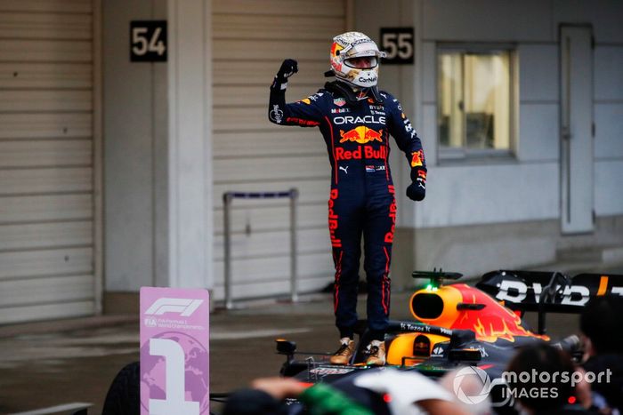 Max Verstappen, Red Bull Racing, 1ª posición, celebra en el Parc Ferme