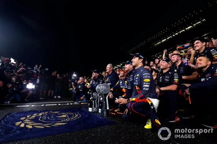 Adrian Newey, director técnico de Red Bull Racing, Helmut Marko, asesor de Red Bull Racing, Max Verstappen, Red Bull Racing, Christian Horner, director del equipo, Red Bull Racing, celebrando la victoria y el mundial