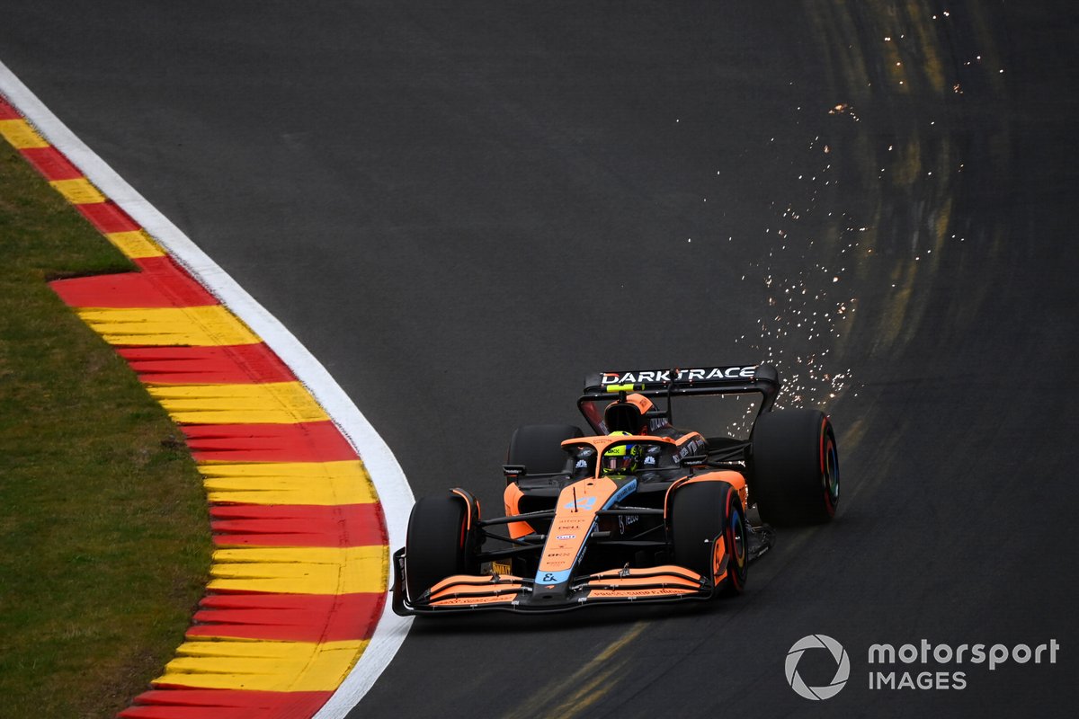 Lando Norris, McLaren MCL36, echa chispas