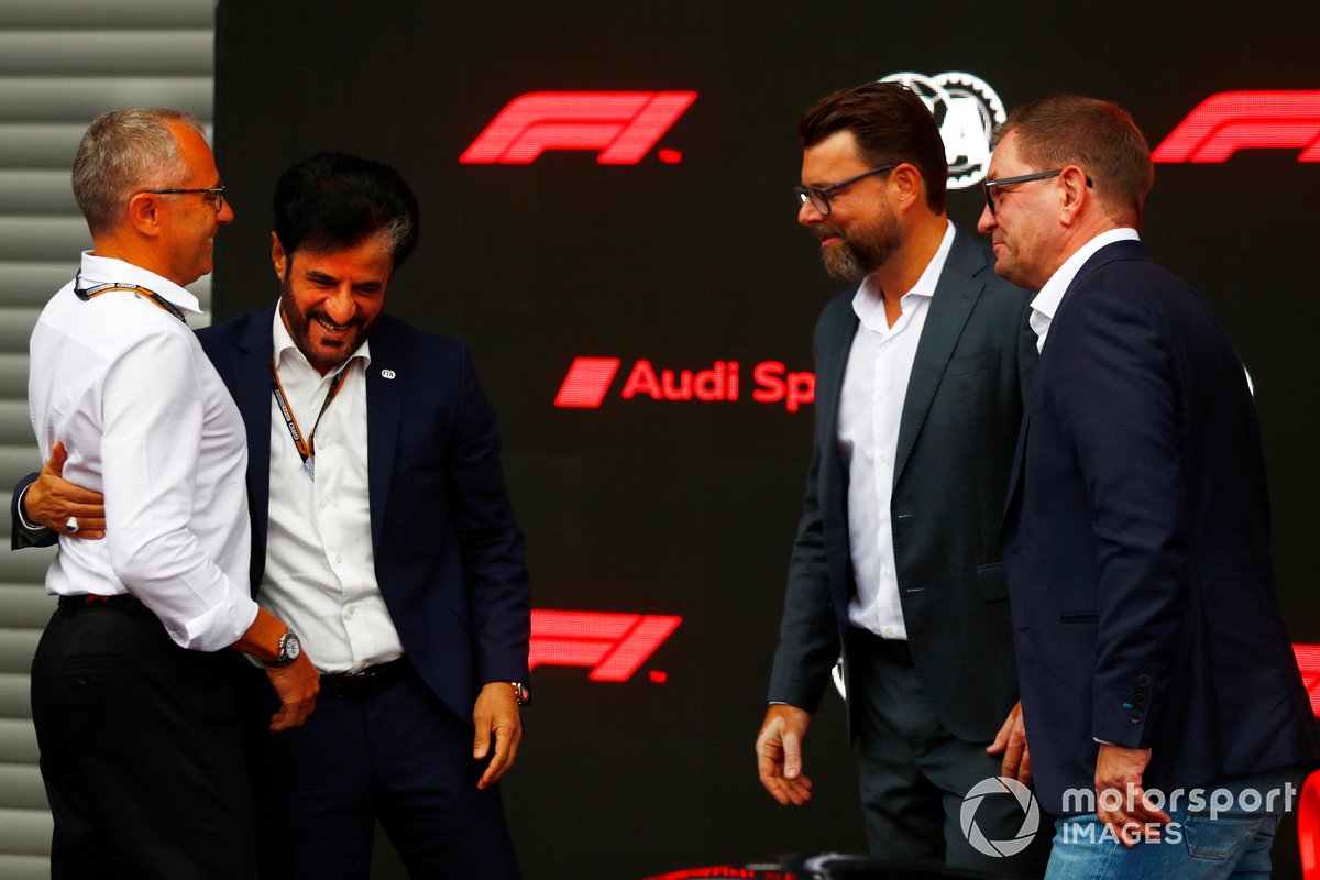 Stefano Domenicali, Director General de la Fórmula 1, con Mohammed bin Sulayem, Presidente de la FIA, Markus Duesmann, Presidente del Consejo de Administración de Audi AG, Oliver Hoffmann, Director de Desarrollo Técnico de Audi Sport GmbH
