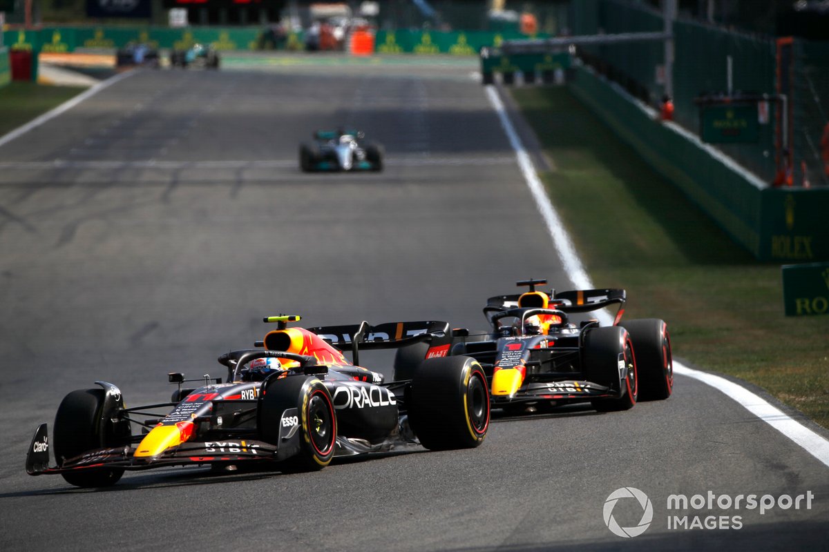 Sergio Pérez, Red Bull Racing RB18, Max Verstappen, Red Bull Racing RB18