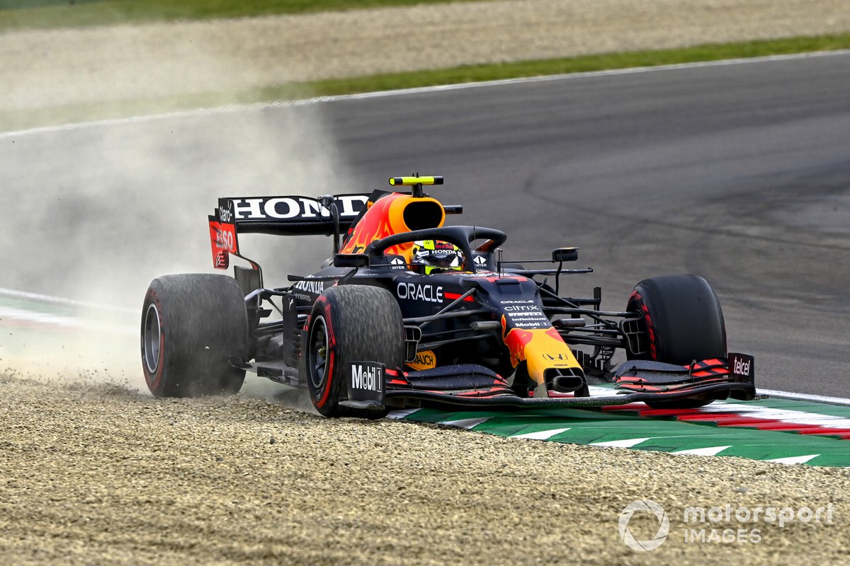 Sergio Pérez, Red Bull Racing RB16B, se va de largo