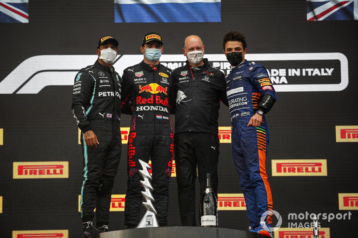 Podio: segundo lugar Lewis Hamilton, Mercedes, ganador de la carrera Max Verstappen, Red Bull Racing y el tercer lugar Lando Norris, McLaren