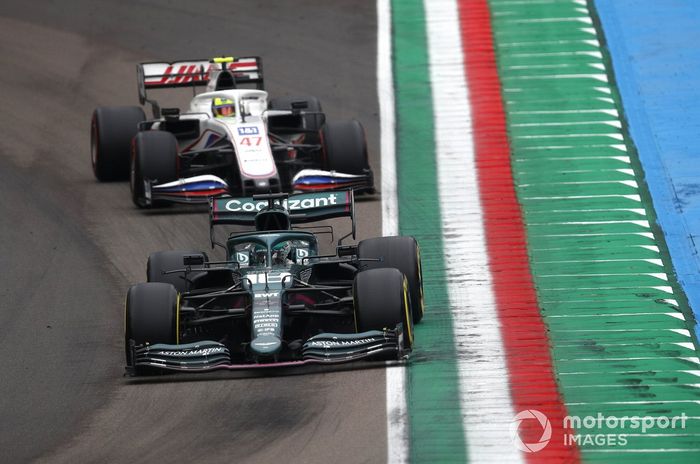 Lance Stroll, Aston Martin AMR21, Mick Schumacher, Haas VF-21