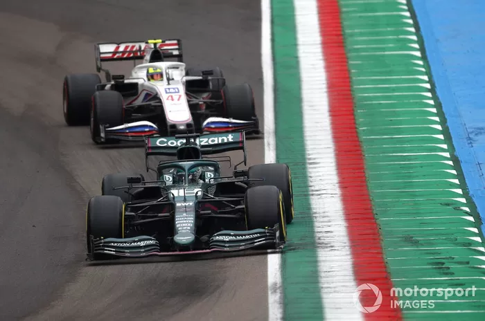 Lance Stroll, Aston Martin AMR21, Mick Schumacher, Haas VF-21