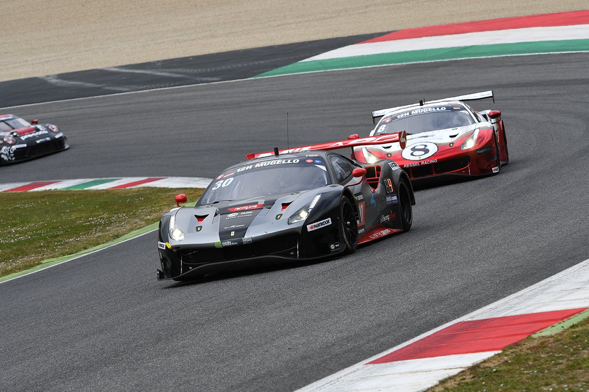 #30 Hella Pagid - Racing One: Axel Sartingen, Daniel Schwerfeld, Francesco Lopez, Daniele Di Amato, Ferrari 488 GT3 Evo precede la #8 Kessel Racing: Leonardo Maria Del Vecchio, Alessandro Cutrera, Marco Talarico, Marco Frezza, Ferrari 488 GT3 Evo