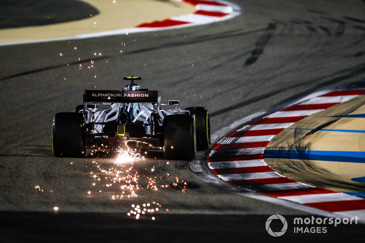 Scintille generate dall'auto di Pierre Gasly, AlphaTauri AT01
