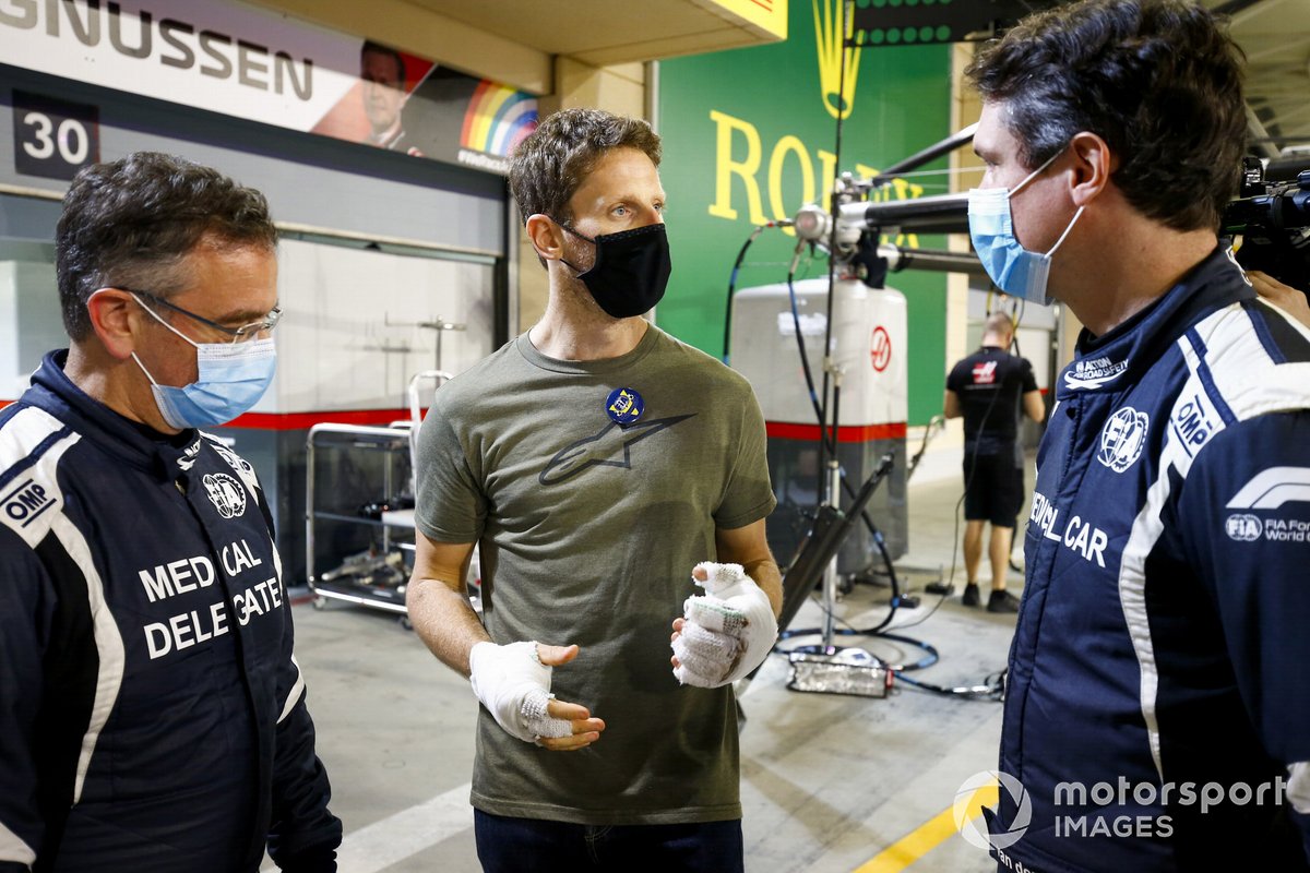 Romain Grosjean, Haas F1 se reúne con el doctor Ian Robert y el piloto del coche médico Alan van der Merwe que lo asistió en su accidente