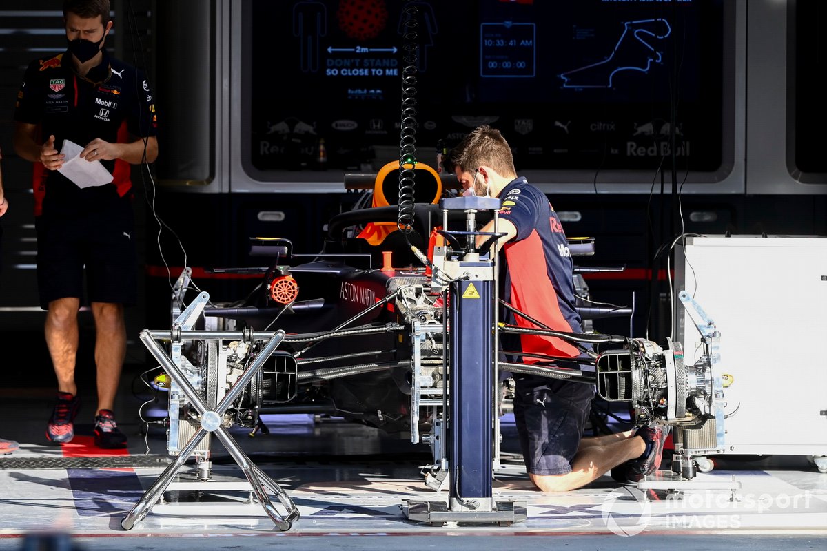 Mechanic working on the Red Bull Racing RB16